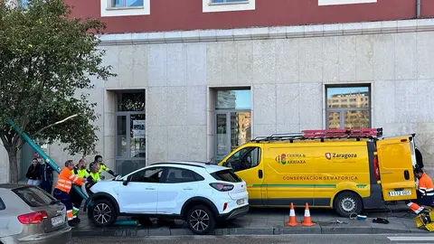 Aparatoso accidente en Zaragoza cuando un coche ha impactado contra un sem&aacute;foro y una farola en paseo Echegaray.