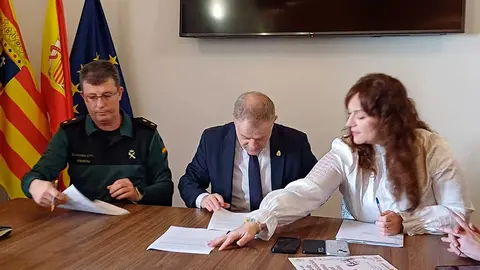 Firma entre partes en la junta local de seguridad en Borja. Foto: Delegaci&oacute;n del Gobierno