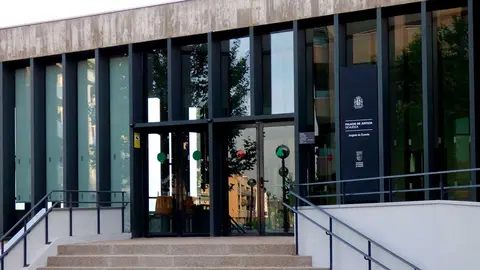 La "Manada de Huesca" ha sido condenada a una suma de m&aacute;s de 26 a&ntilde;os de c&aacute;rcel entre los tres acusados por delitos de agresi&oacute;n sexual continuada a una menor de 14 a&ntilde;os entre 2019 y 2020. Foto de Archivo: Audiencia Provincial de Huesca.