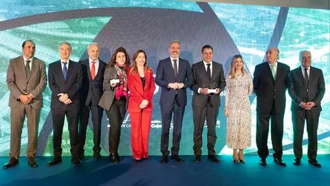 Susana Remacha (Stellantis) y Benito Tesier (Brembo), en el centro, junto a los representantes institucionales durante el Foro y la entrega de premios. Foto: DGA/ Fabi&aacute;n Sim&oacute;n