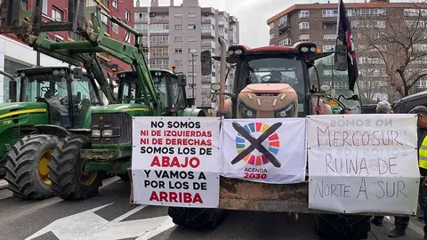 Tractores cortando la calle de los Diputados el pasado 27 de febrero. Foto: E.P.