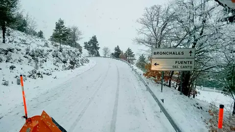 La nieve y el temporal de fr&iacute;o contin&uacute;an asolando algunos puntos de la provincia de Teruel desde primera hora de este lunes.