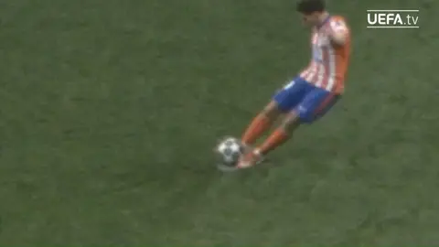 Juli&aacute;n &Aacute;lvarez toca levemente el bal&oacute;n con el pie izquierdo antes de lanzar el penalti. Imagen: UEFA.