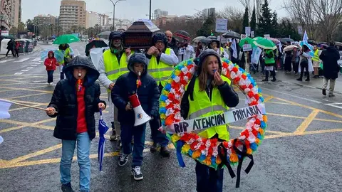 Los profesionales de medicina y enfermer&iacute;a de la sanidad p&uacute;blica aragonesa han tomado las calles para protestar contra el &lsquo;decretazo&rsquo; del consejero de Sanidad del Gobierno de Arag&oacute;n, Jos&eacute; Luis Bancalero