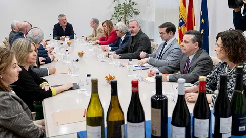 Reuni&oacute;n con representantes de, las IGP y D.O. del vino. Foto: DGA