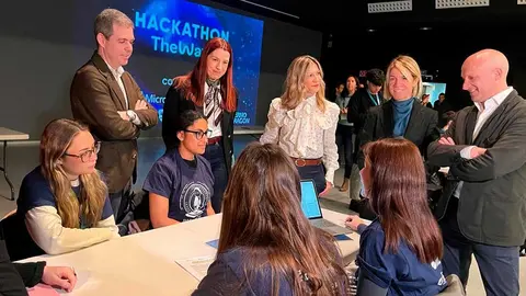 La vicepresidenta del Gobierno de Arag&oacute;n, Mar Vaquero, y la directora de Sector P&uacute;blico de Microsoft en Espa&ntilde;a, Natalia Escobedo, junto a uno de los grupos participantes en el Hackathon. Foto: E.P.