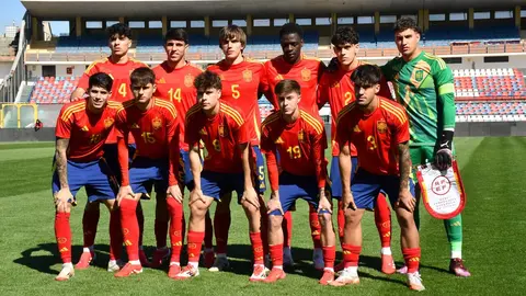 Jano Monserrate, abajo en el centro, en la alineaci&oacute;n de Espa&ntilde;a Sub-19. Foto: Selecci&oacute;n Espa&ntilde;ola de F&uacute;tbol.