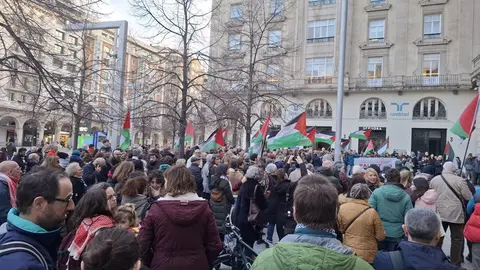 Cientos de personas se han congregado en la Plaza Espa&ntilde;a para denunciar la situaci&oacute;n del pueblo palestino