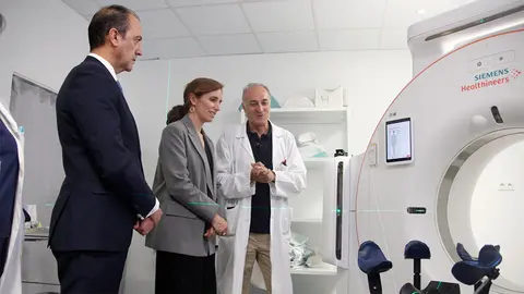La ministra y el consejero, el pasado verano en el Servet. Foto: Pilar &Aacute;lvarez