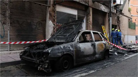 Un incendio en el barrio Casablanca de Zaragoza ha quemado cinco contenedores y ha causado da&ntilde;os en varias viviendas.