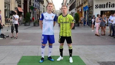 Los hermanos Vicente, en la presentaci&oacute;n de las camisetas del Real Zaragoza de la temporada 2019/20. Foto de archivo.