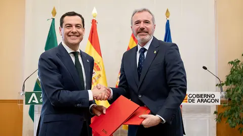 Firma del acuerdo en el Pignatelli. Foto: Fabi&aacute;n Sim&oacute;n (DGA)