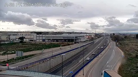 Vista de una de las c&aacute;maras de la DGT en La Cartuja Baja, cerca de donde ha ocurrido el accidente m&uacute;ltiple.