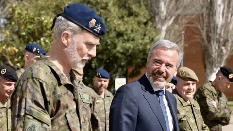 El presidente Azc&oacute;n tambi&eacute;n participa en la visita de S.M. el Rey a la Brigada Arag&oacute;n I, en la Base "San Jorge". Foto: Cuartel General de la Brigada.