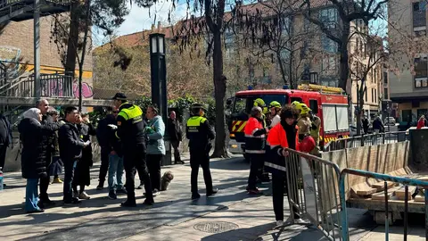 Los Bomberos y la Polic&iacute;a Local ayudan a los vecinos a recuperar sus enseres