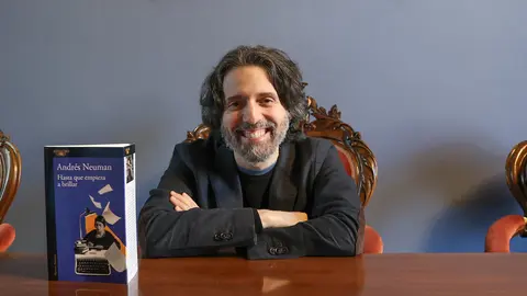 Andr&eacute;s Neuman presenta su nuevo libro "Hasta que empieza a brillar". Foto: Pilar &Aacute;lvarez
