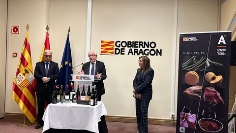 Jos&eacute; Pe&ntilde;&iacute;n, junto a Javier Rinc&oacute;n y Amparo Cuellar, durante la inauguraci&oacute;n del sal&oacute;n. Foto_ E.P.