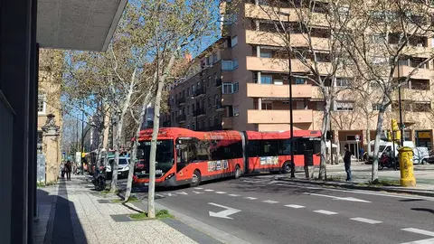bus-zaragoza-atascado-plaza-mozart-barrio-jes&uacute;s