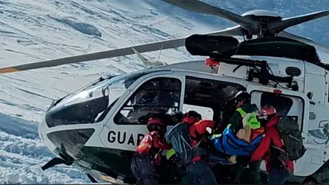 La Guardia Civil de Huesca ha llevado a cabo un simulacro de rescate por avalancha en la estaci&oacute;n de esqu&iacute; Aramon Cerler.