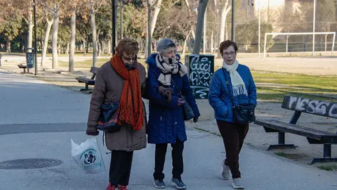 Tres personas mayores en Zaragoza. Foto: Pilar &Aacute;lvarez