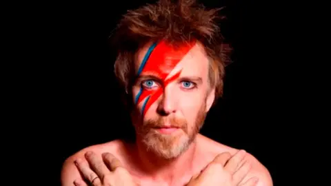 El directo de Shuarma cuenta con una visi&oacute;n m&aacute;s &iacute;ntima y personal de &eacute;xitos mundialmente conocidos de David Bowie