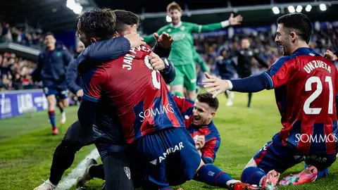 Javi P&eacute;rez dio la victoria a los azulgranas ante el M&aacute;laga. Foto: S.D. Huesca.