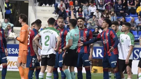 El &aacute;rbitro fue el protagonista del partido en El Alcoraz. Foto: La Liga.