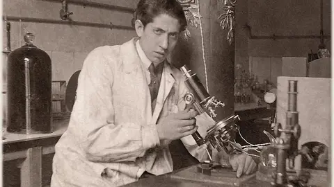 Jes&uacute;s Llanas Aguilaniedo posa en el laboratorio de Antonio de Gregorio Rocasolano en la Facultad de Ciencias de la Universidad de Zaragoza, el 29 de febrero de 1920. Fotograf&iacute;a: Feliciano Llanas Aguilaniedo. La placa de vidrio estereosc&oacute;pica se encuentra en la DPH. Colecci&oacute;n A. de Gregorio Rocasolano para Anteayer Fotogr&aacute;fico Zaragozano