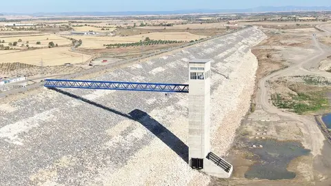 Torre de toma en el embalse de Almud&eacute;var. Foto: MITECO