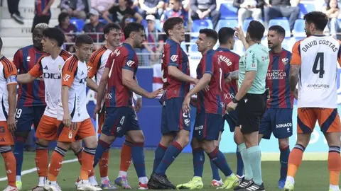 La expulsi&oacute;n a Juan P&eacute;rez marc&oacute; la derrota del Huesca. Foto: La Liga.