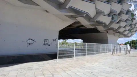 El Pabell&oacute;n de Arag&oacute;n est&aacute; vallado para evitar pintadas y vandalismo