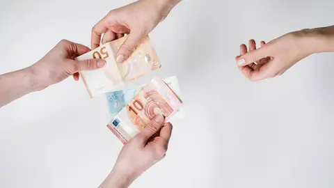 dinero-compra-abonos-piscinas-zaragoza-descuentos