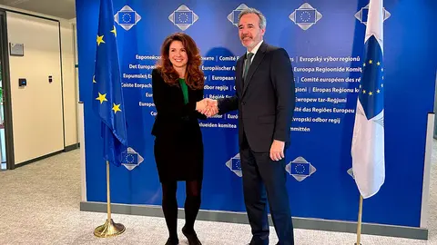 Azc&oacute;n y la presidenta del Comit&eacute;. Foto: DGA