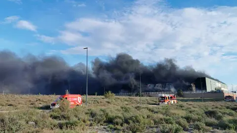 Un incendio en una nave del PTR de Zaragoza ha obligado al despliegue de un importante dispositivo del Bomberos.