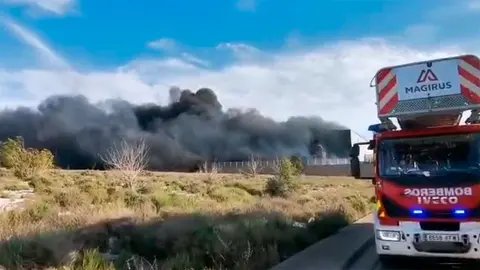 El incendio en Zaragoza, en el PTR de La Cartuja Baja, est&aacute; controlado.