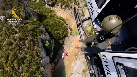El incidente se ha producido alrededor de las 12.00 horas, cuando la joven result&oacute; herida tras saltar al agua durante el recorrido del barranco