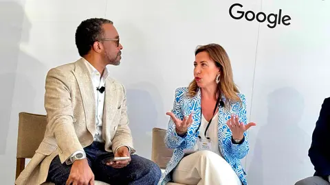 El vicepresidente de Google, Chris Turner,  junto a la alcaldesa de Zaragoza, Natalia Chueca