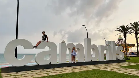 ni&ntilde;os peque&ntilde;os en la playa de Cambrils
