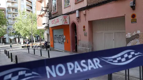 Una viga maestra fracturada del edificio de Torrero situado en la calle C&oacute;rdoba n&uacute;mero 3 mantiene el desalojo preventivo de seis vecinos. Foto: Pilar &Aacute;lvarez
