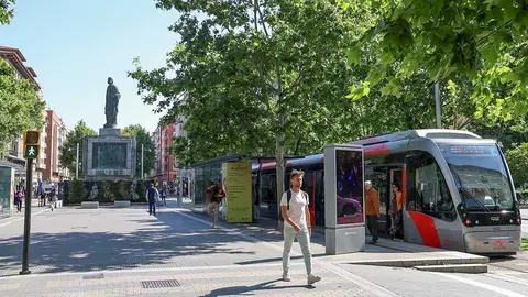 El hombre atropellado por el tranv&iacute;a de Zaragoza este martes se encuentra en estado cr&iacute;tico en la UCI del Miguel Servet.