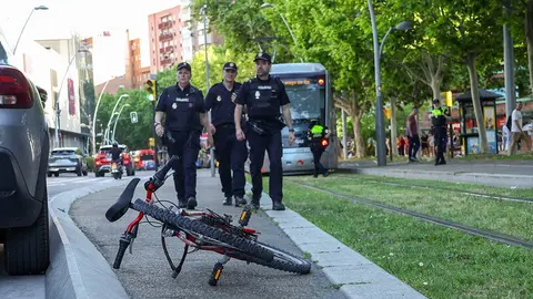 Un nuevo atropello del tranv&iacute;a de Zaragoza a un ciclista en el Actur a la altura de Gran Casa. Foto: Pilar &Aacute;lvarez