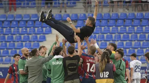 Antonio Hidalgo fue manteado al t&eacute;rmino del partido. Foto: La Liga.