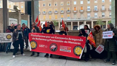 La concentraci&oacute;n frente al IASS en Zaragoza por la muerte de la educadora Bel&eacute;n en Badajoz, el pasado marzo.