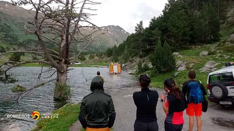 Hasta treinta personas han sido evacuadas por el Greim de la Guardia Civil y los Bomberos de la DPH en la zona de Besurta tras quedar inundada.