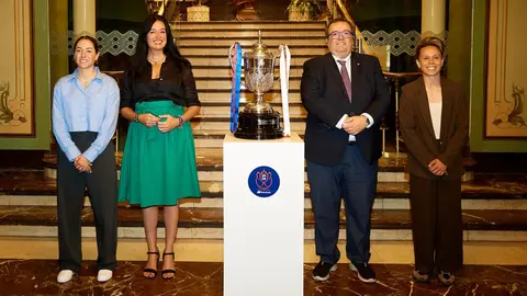 Las representantes de Barcelona y Atl&eacute;tico han escoltado el trofeo hasta el Casino. Foto: RFEF.