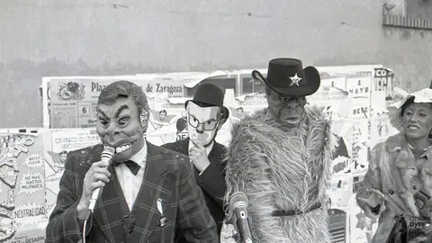 Antonio Angulo, Pascual Plou, Ra&uacute;l Bernal y Concha L&oacute;pez caracterizados como Felipe Gonz&aacute;lez, Ram&oacute;n Sainz de Varanda, Ronald y Nancy Reagan aquel 6 de mayo de 1985. Fotograf&iacute;a de Daniel P&eacute;rez para Anteayer Fotogr&aacute;fico Zaragozano