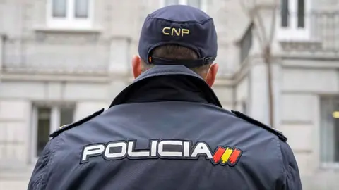 Polic&iacute;a Nacional de espaldas. Foto: Jorge Villa/Servimedia