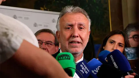 El ministro Torres atiende a los medios en Zaragoza. Foto: Pilar &Aacute;lvarez