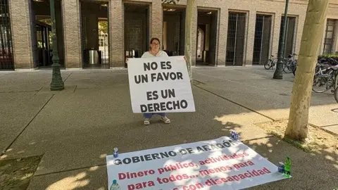 Con esta &ldquo;sentada&rdquo;, la madre de D&iacute;dac, representa a las tres familias con ni&ntilde;os con discapacidad que se encuentran en esta misma situaci&oacute;n en la localidad