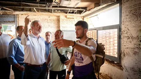 El presidente Azc&oacute;n este lunes durante su visita a la zona afectada. Foto: DGA/ Fabi&aacute;n Sim&oacute;n